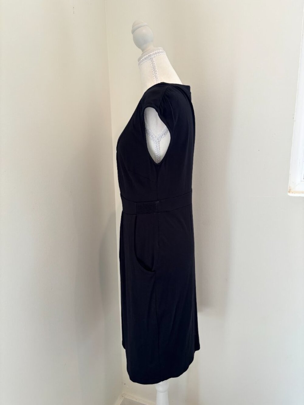 Boden Casual Chic Black Midi Dress Size 8R - Picture 2 of 4